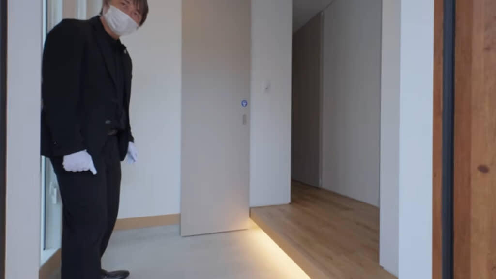 上がりかまちに入れた照明で雰囲気アップ