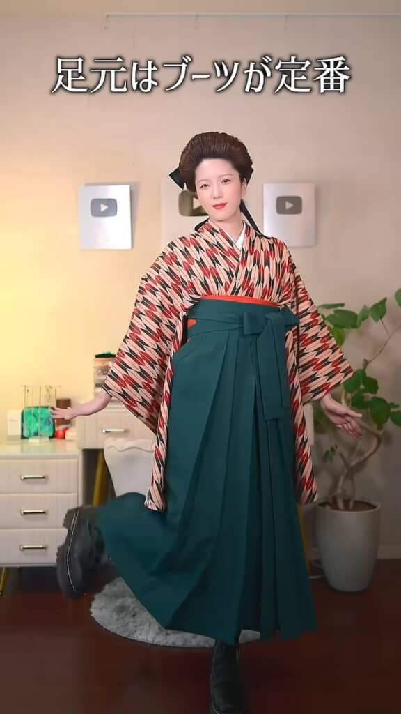 仕上げに編み上げブーツを履いて……