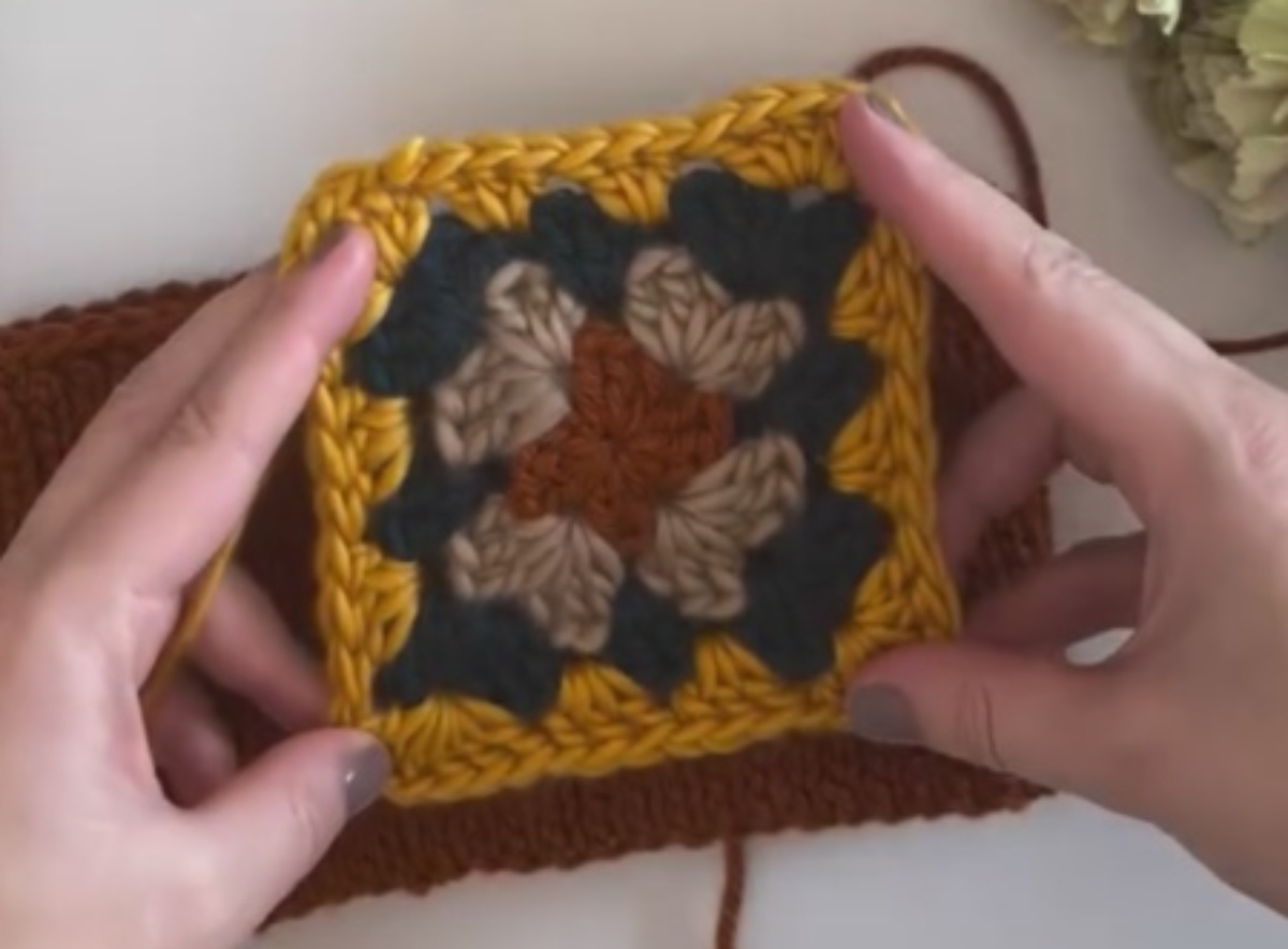 グラニースクエアをささっと編み、つなげると……「なんてこった！」　完成した“冬のおでかけアイテム”へ反響【海外】（1/3） | ハンドメイド ねとらぼ