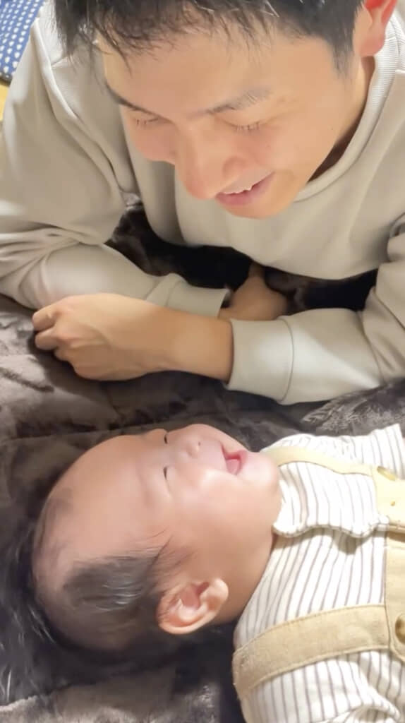 かわいらしい声で笑うわが子にデレデレなパパ