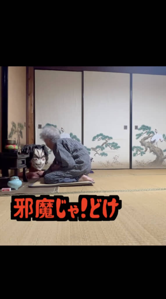 無惨の首を押しのけるおばあちゃん