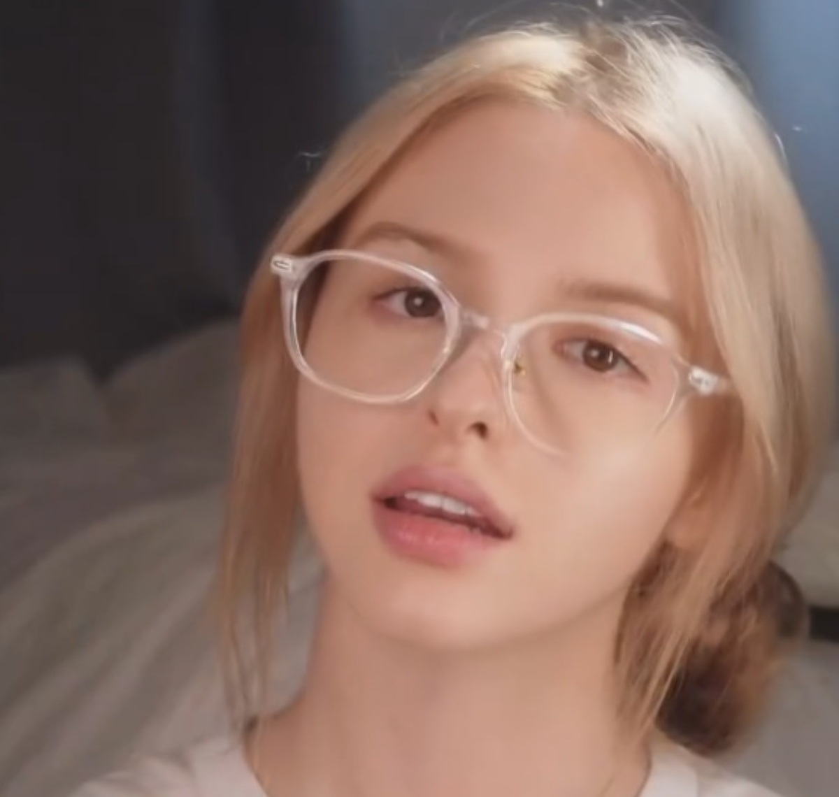 透明感のあるすっぴん女性→フルメイクすると……　驚くべき大変身に「プリンセスみたい」「ノーメイクでも世界一」【海外】（1/3） | ライフスタイル ねとらぼ