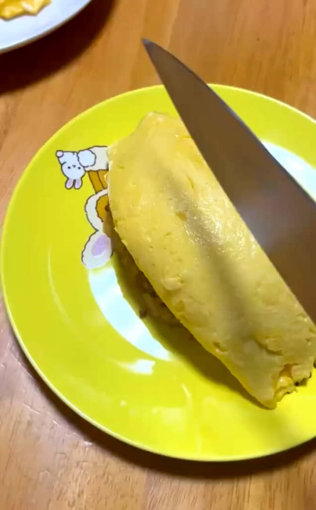 プルプルのオムレツに包丁を入れると……