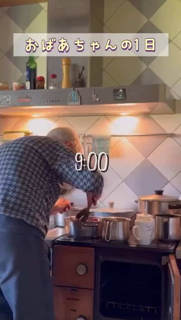 お昼ごはんを作るおばあちゃん