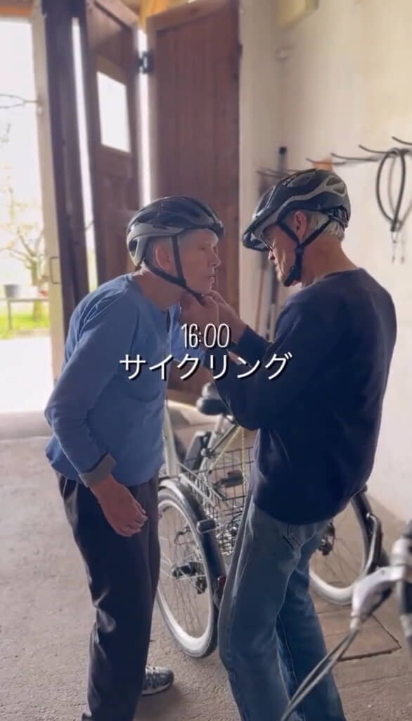 ヘルメットをつけてあげるおじいちゃん