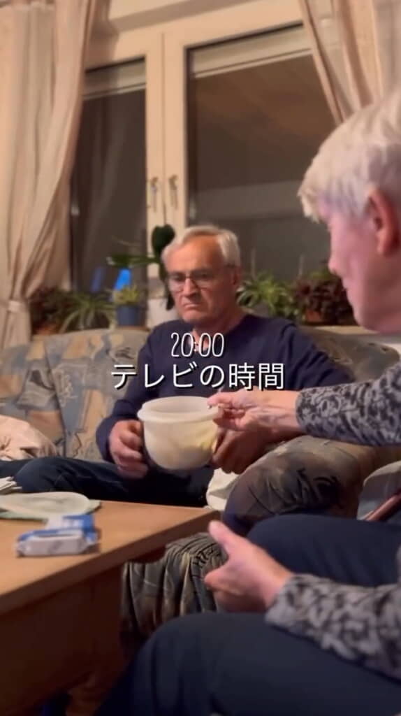 お菓子をシェアしながらテレビタイム