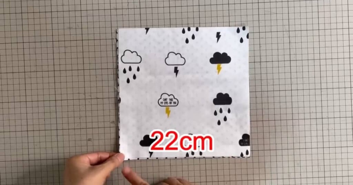 正方形の布4枚を縫い合わせ、くるっと裏返すだけで……　“1粒で2度おいしいアイテム”に「感動しちゃいました」「ハギレ有効活用出来ますね」（1/2） | ハンドメイド ねとらぼ