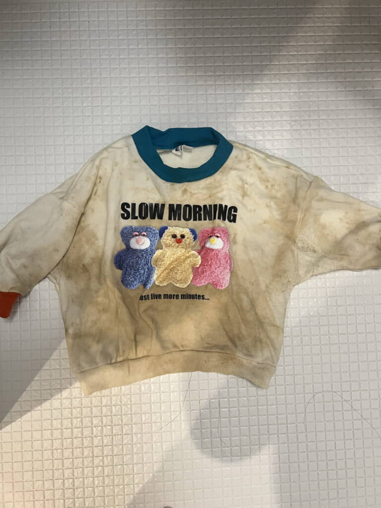 泥に汚れたトレーナー