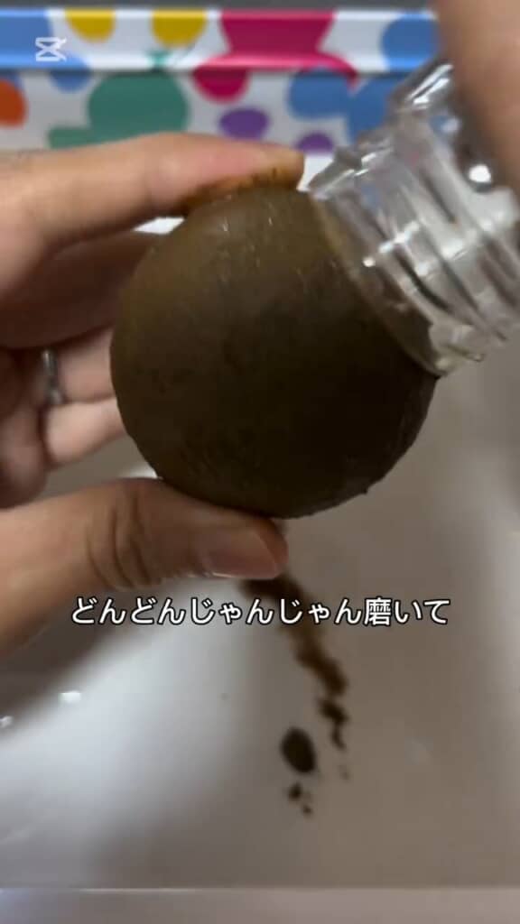 瓶の口でこすり丸くなるよう研磨