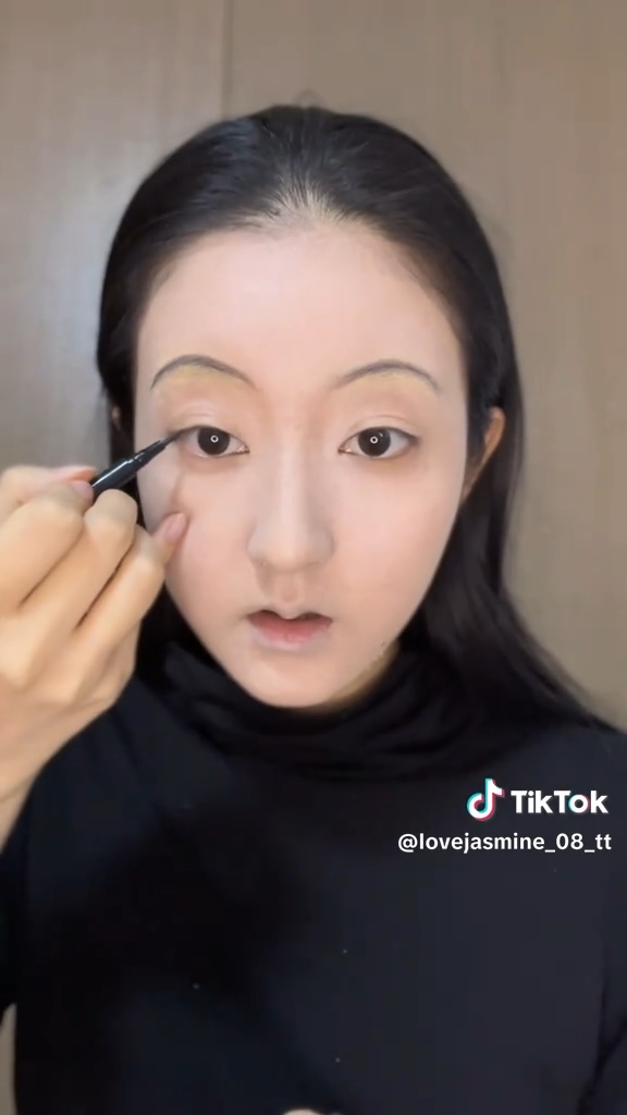 アイメイクを進めていく