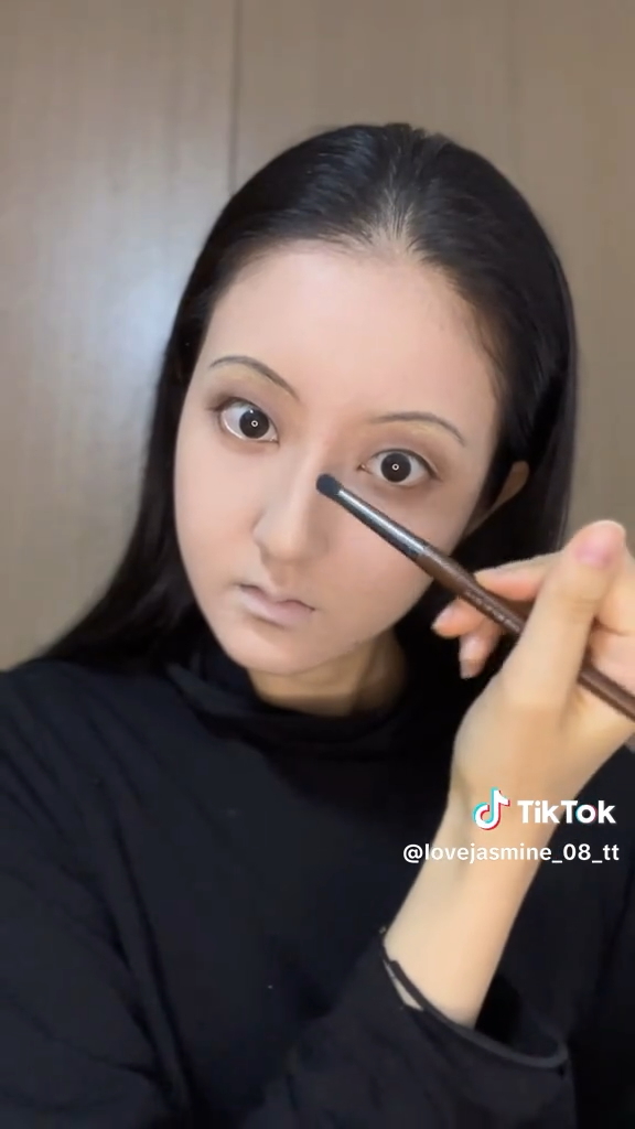 鼻筋はシュッと男性的に