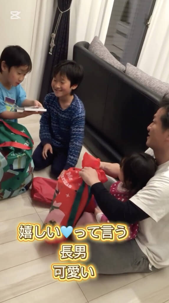 お兄ちゃんはDSソフトをもらってうれしそう