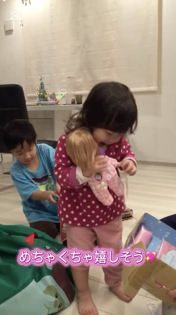 箱から出てきたメルちゃんをギュッ