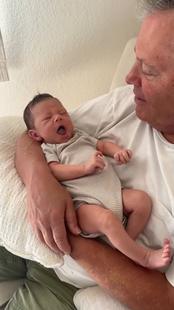 大切な孫を抱きかかえるじいじ