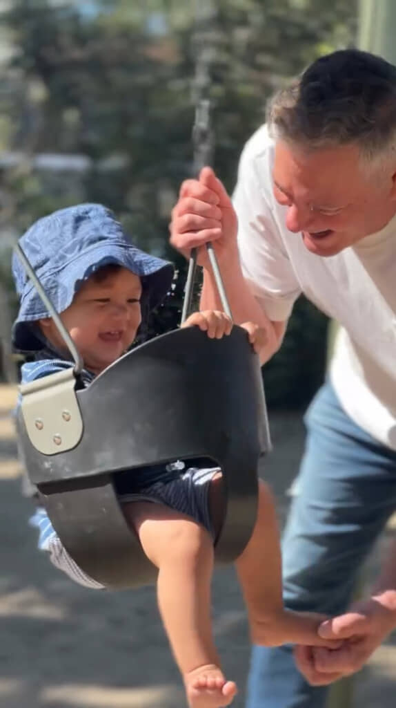 笑顔あふれるじいじと孫の日々