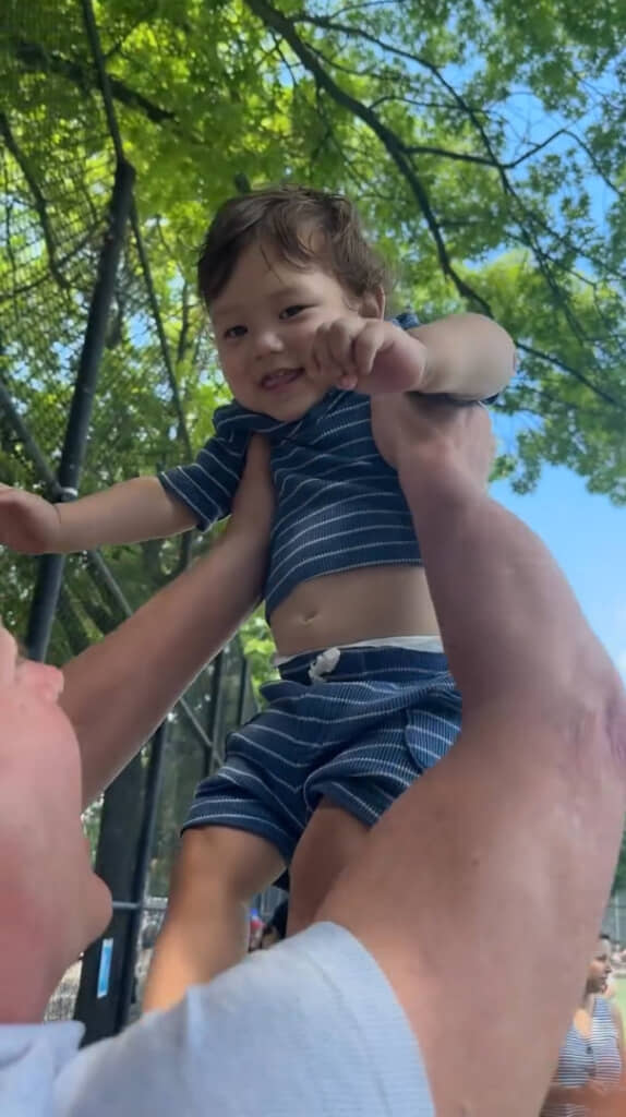 じいじの高い高いで笑顔になるブルくん