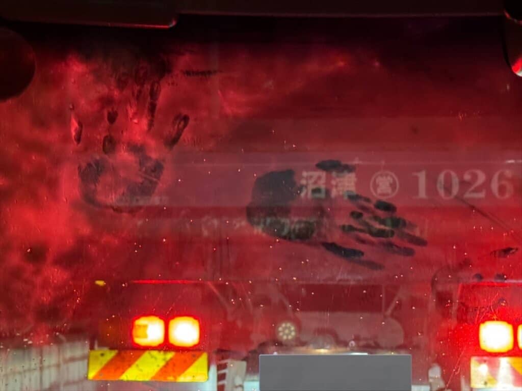 ホラーすぎる車のフロントガラス