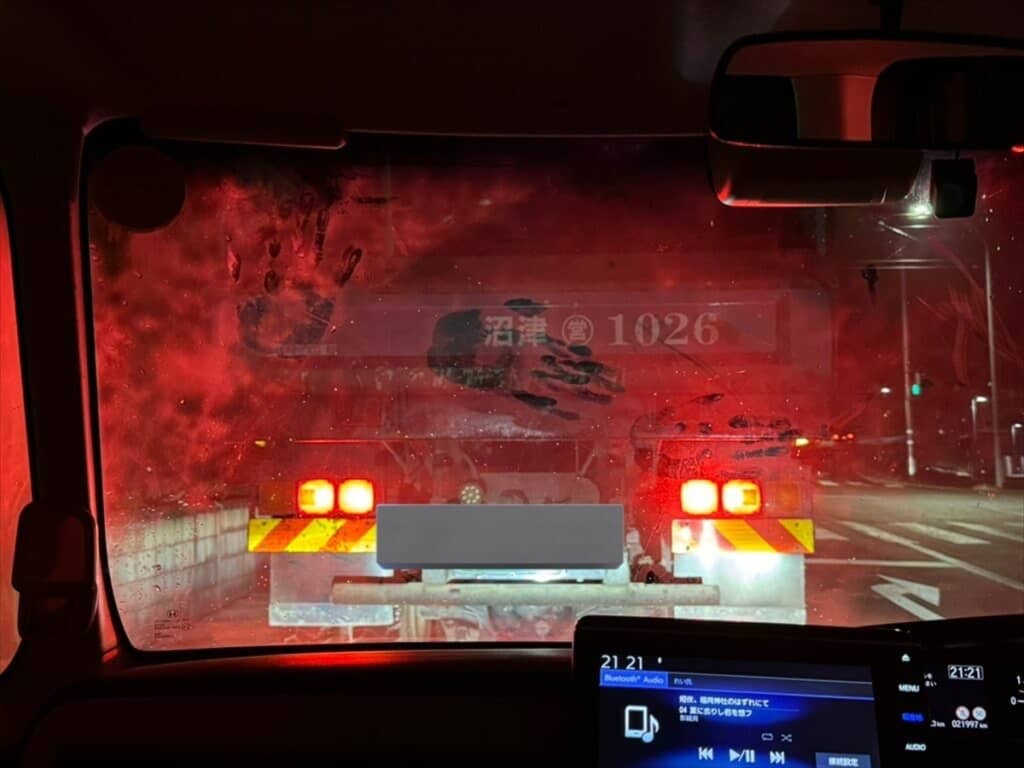 ホラーすぎる車のフロントガラス