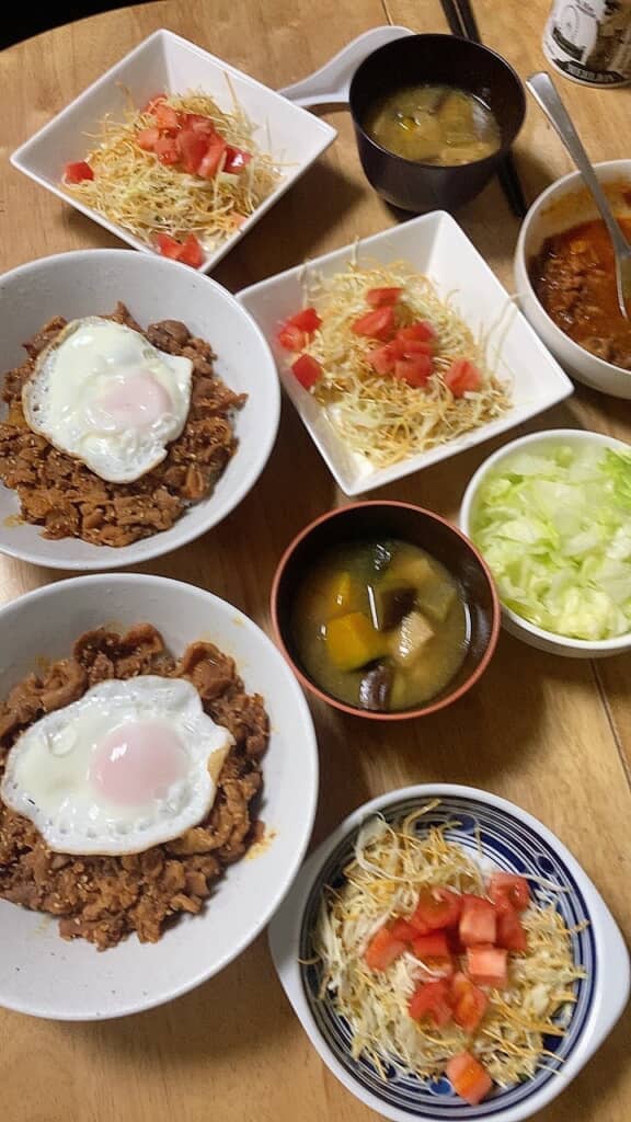 おみそ汁やサラダも