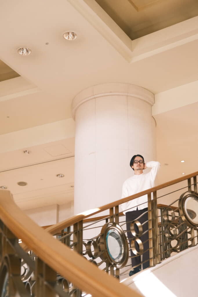 すてきな階段とかきあげポーズが見事にマッチ