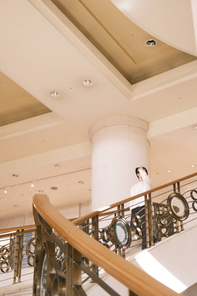 さらに大胆にかきあげる