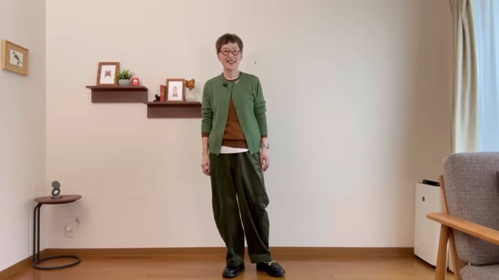 カーディガンを羽織りました