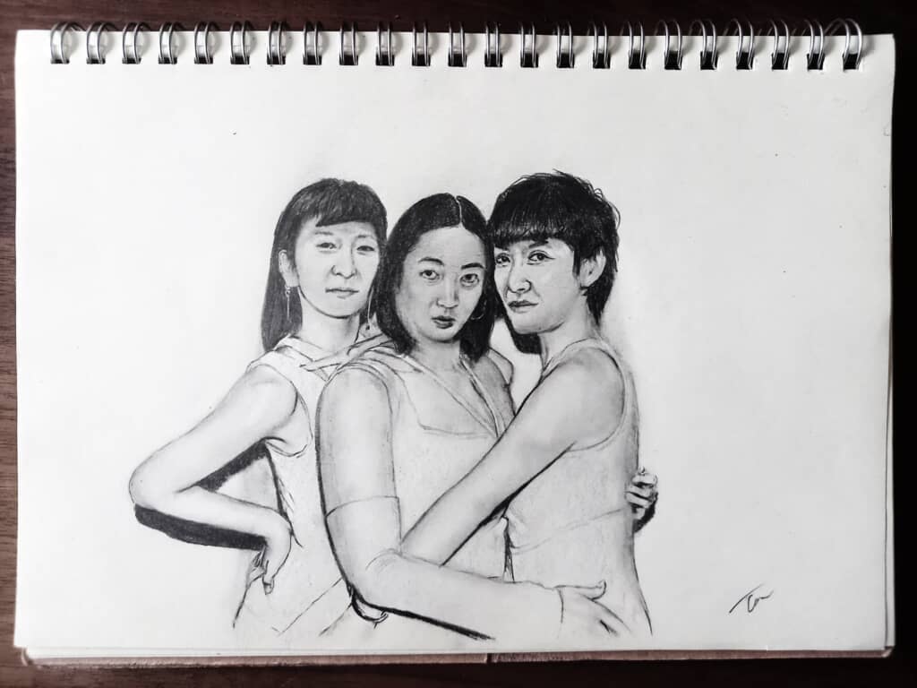 3人の男性が並んでポーズをとる鉛筆スケッチ作品