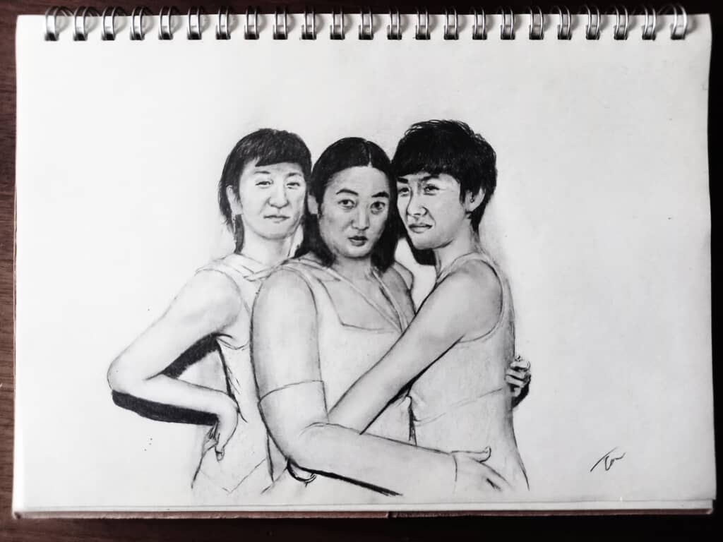 3人の男性が並んでポーズをとる鉛筆スケッチ作品。