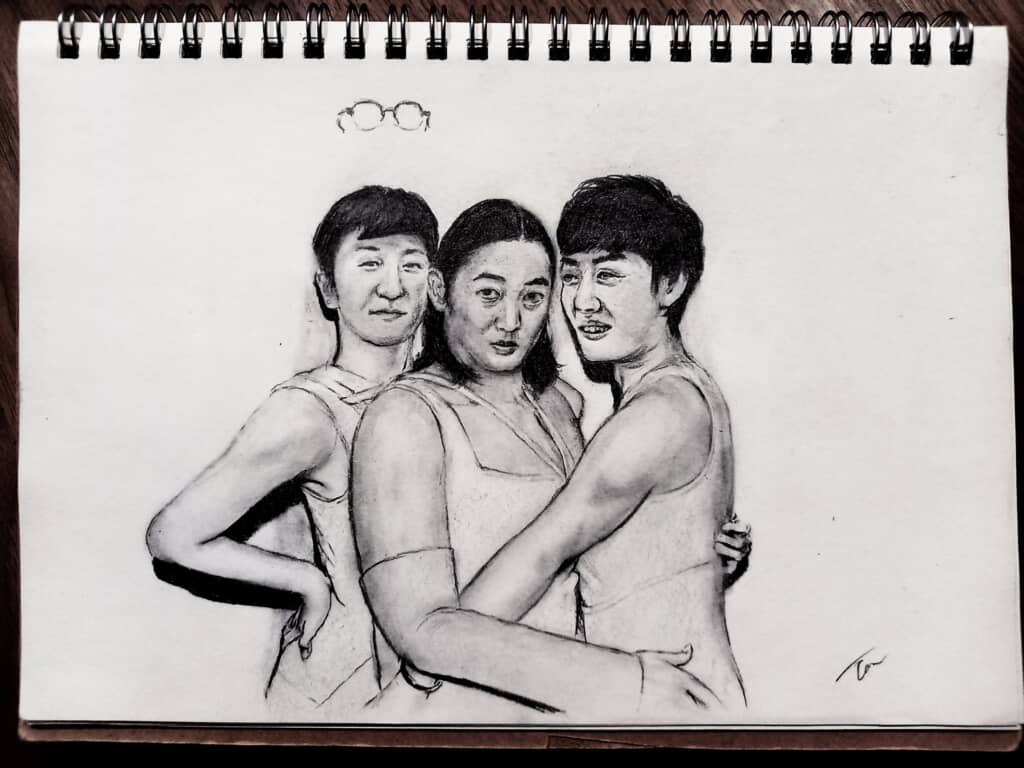 男性3人が寄り添い、頭上にゴーグルが描かれたユーモラスな鉛筆画。