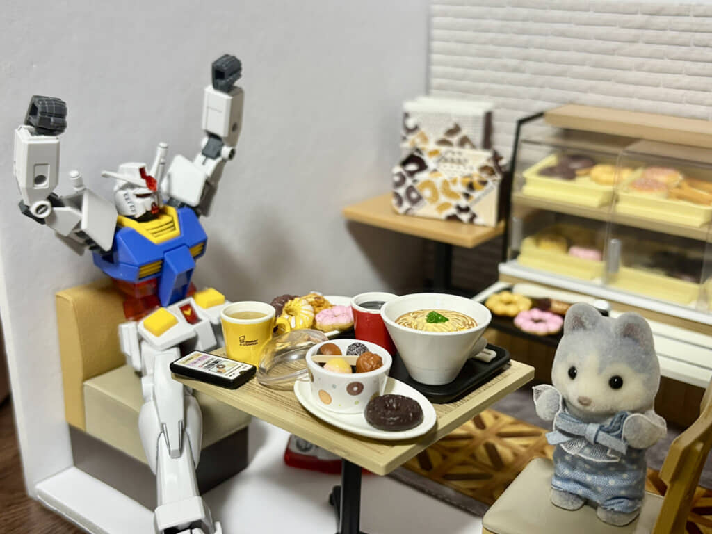 ガンダムもドーナツ食べるのか……