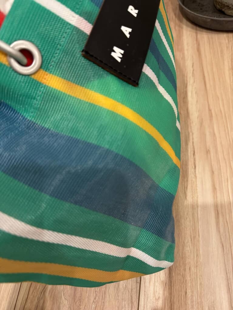 水はけがよさそうな水泳バッグに見えるが……