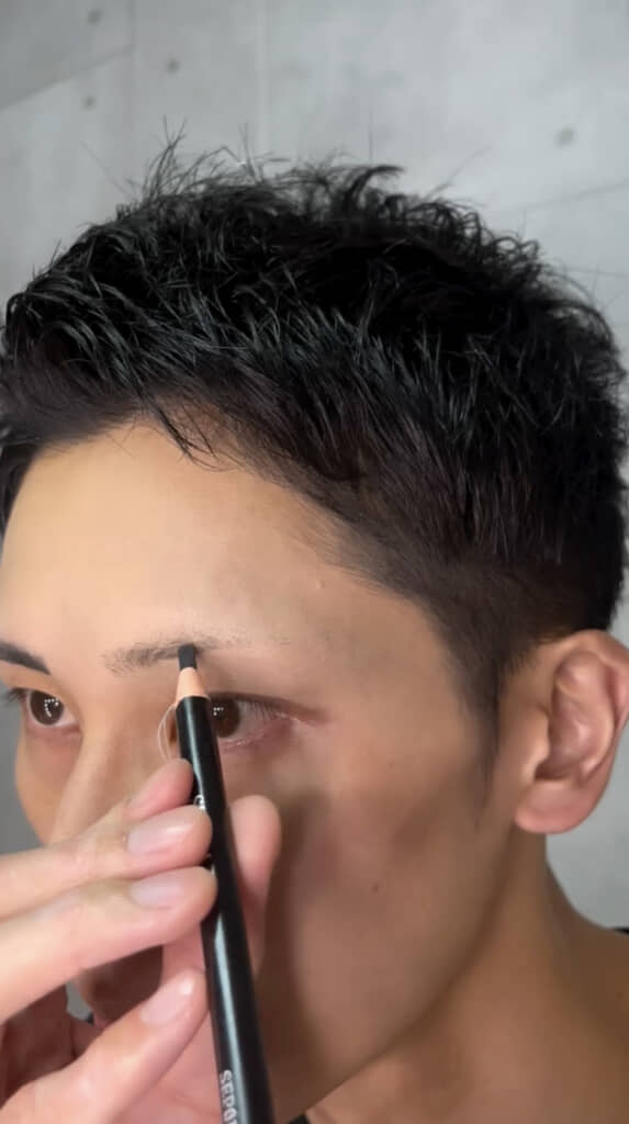 眉尻にあまり毛が生えていない状態