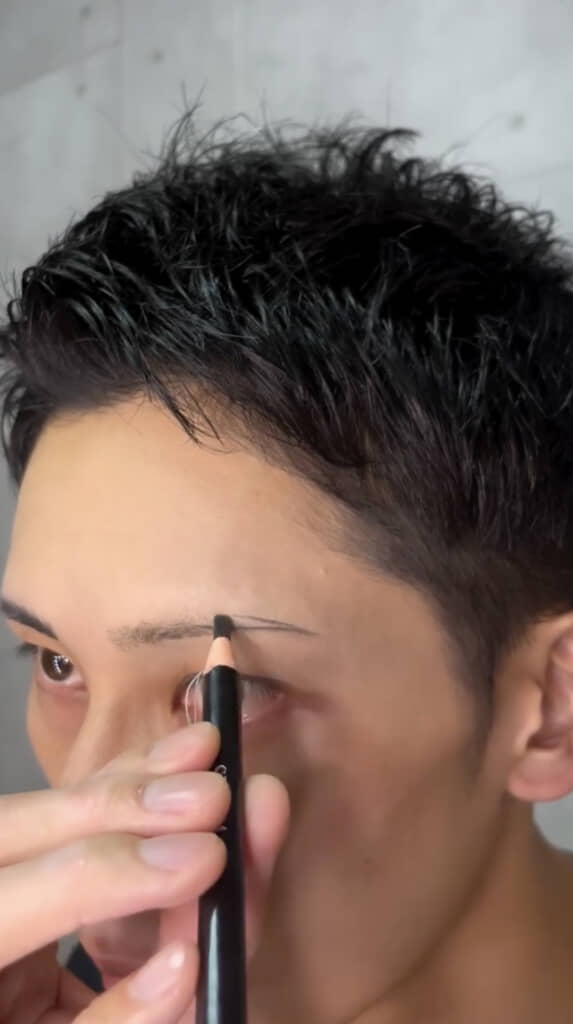 眉の形をふちどって……