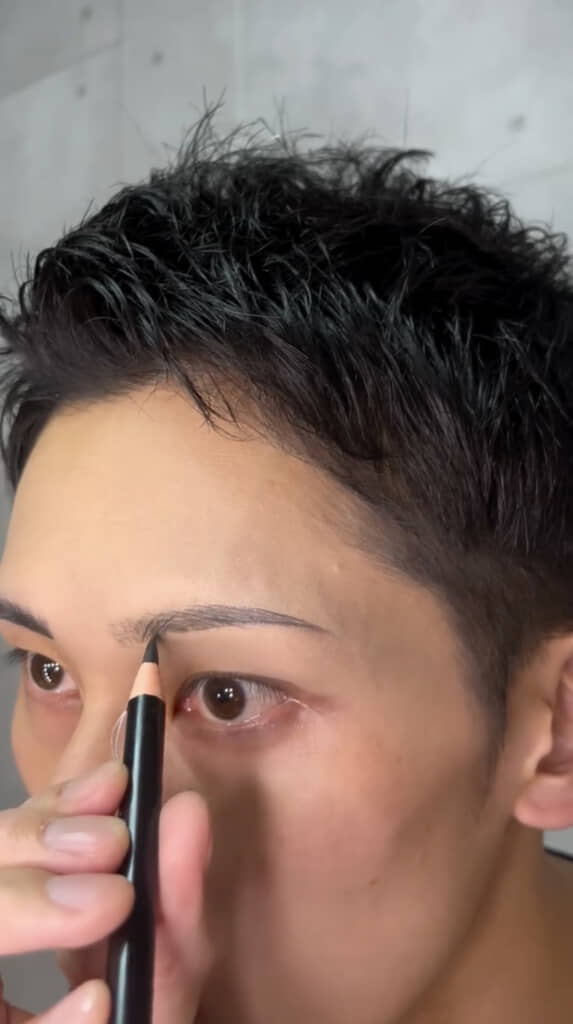 眉頭の毛は立ち上がるように