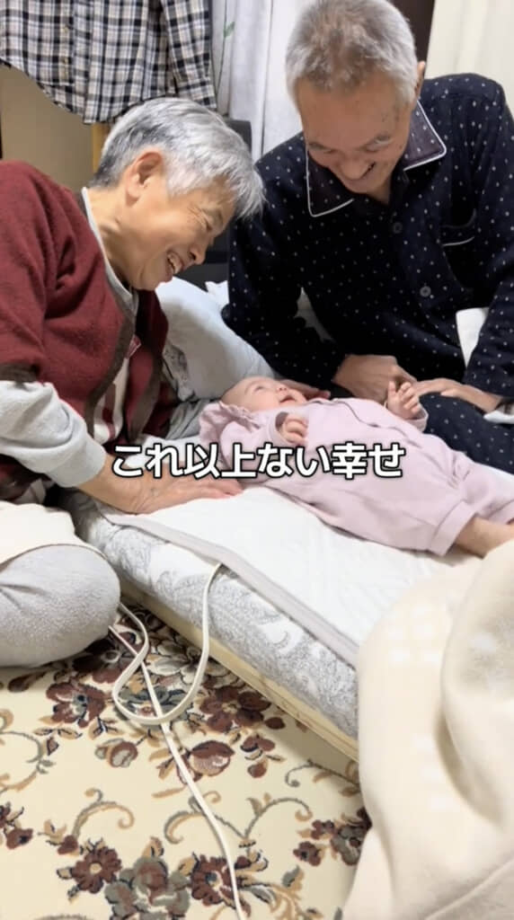 初めてのひ孫を前にしたおじいちゃんとおばあちゃん