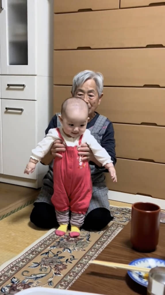 あんよの練習かな？