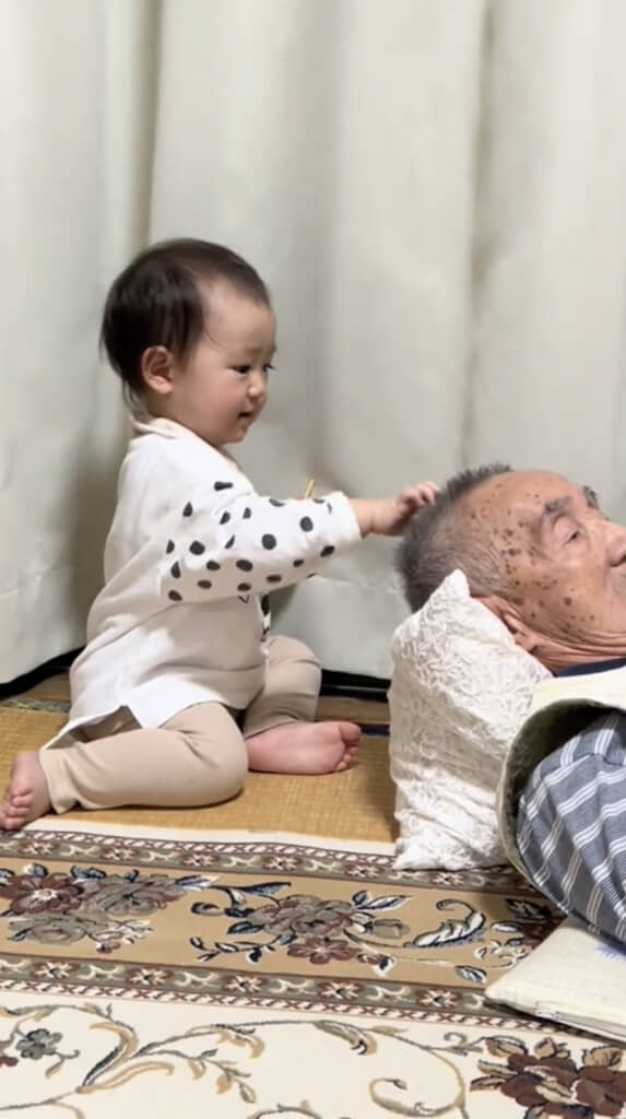 おじいちゃんの髪の毛をイタズラ
