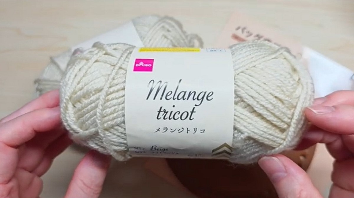 ダイソーの毛糸をジグザグ模様でぷっくりと編んでいくと……　秋冬に大活躍なお出掛けアイテムがかわいい！（1/3） | 編み物 ねとらぼ