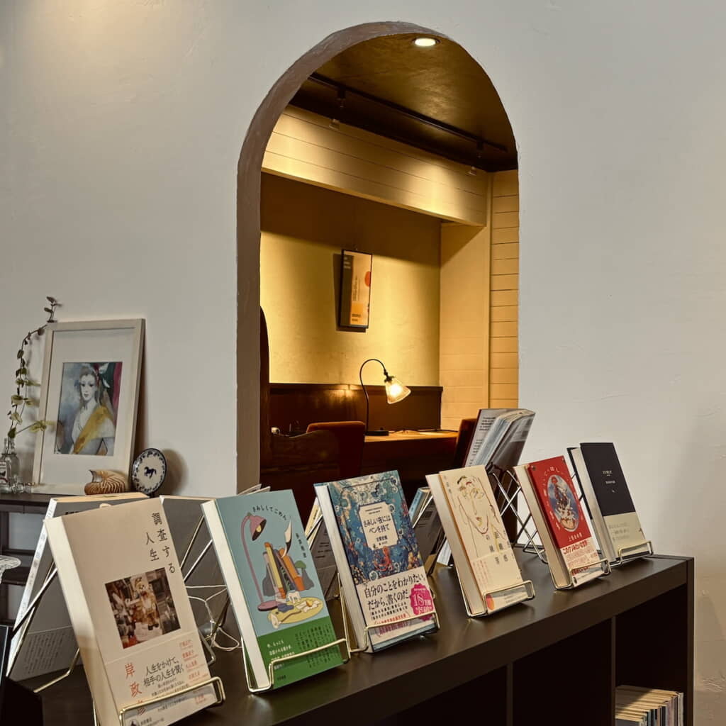 さまざまな本が並んでいます