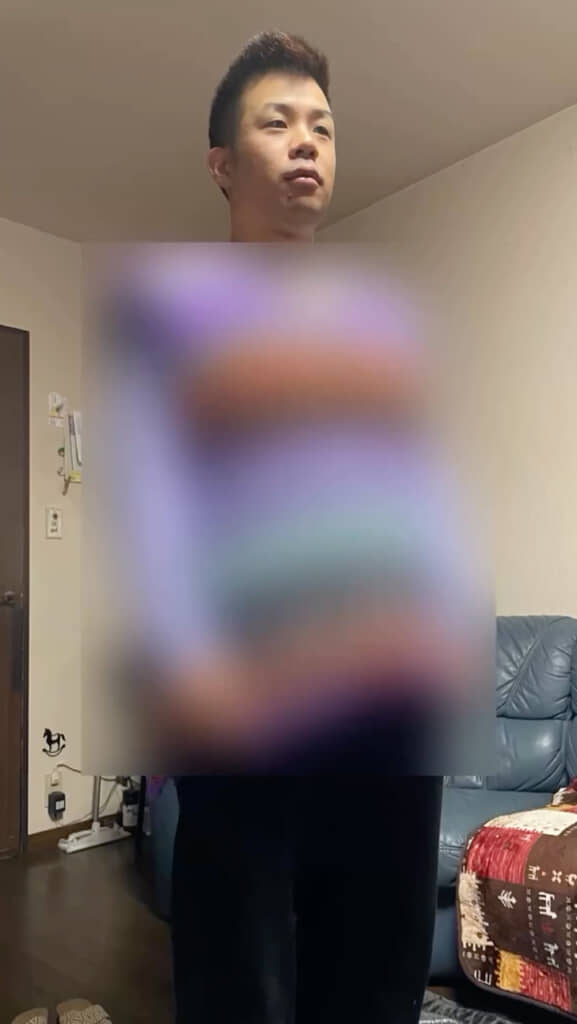 お母さんが編んだセーターを試着