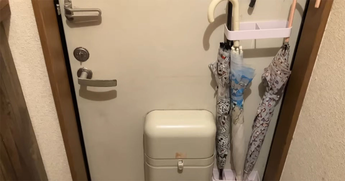 無機質で味気ない玄関ドア→ズボラなシンママが大改造したら…… “夢のDIY”に「とっても素敵」「テンションあがる!」(1/3) | リフォーム・リノベーション・DIY ねとらぼ