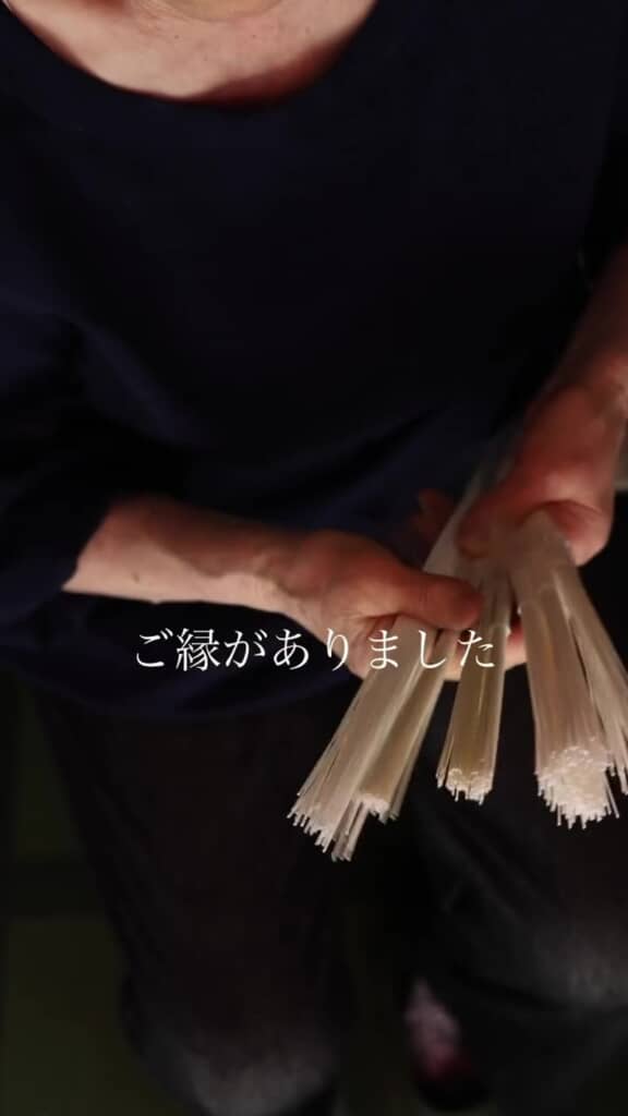 白い水引を持つおばあちゃんの手