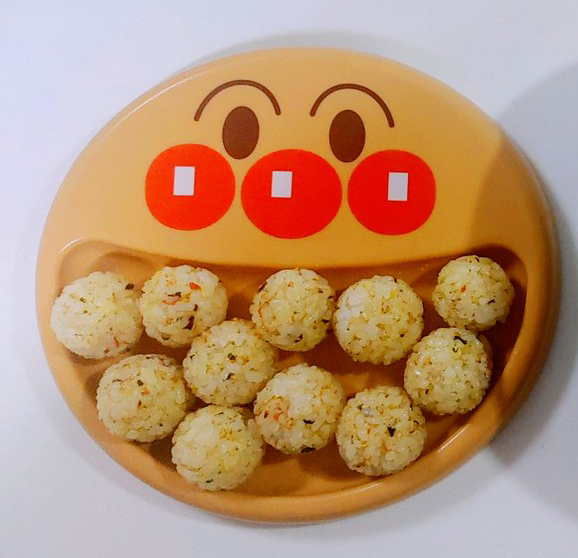 お母さんが丁寧に作った一口おにぎり！　さて息子さんの反応は……