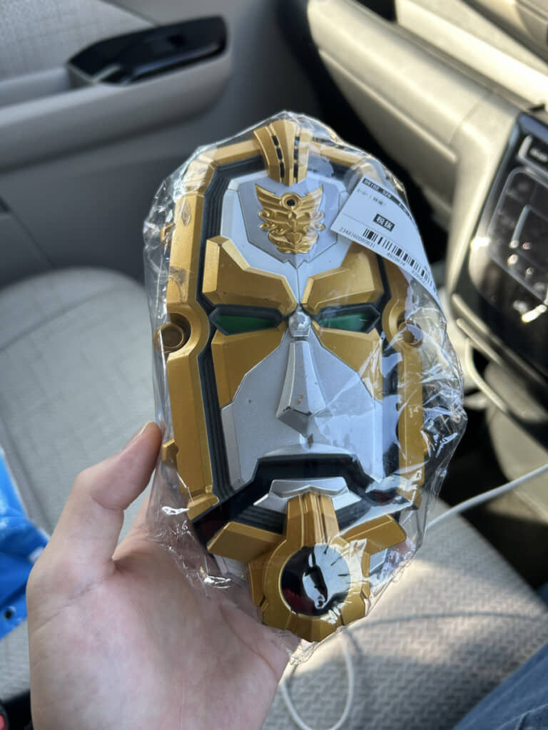 「神秘の仮面」といったデザインが特徴的なテンソウダー。口を開けるとカードスロットが出てきます