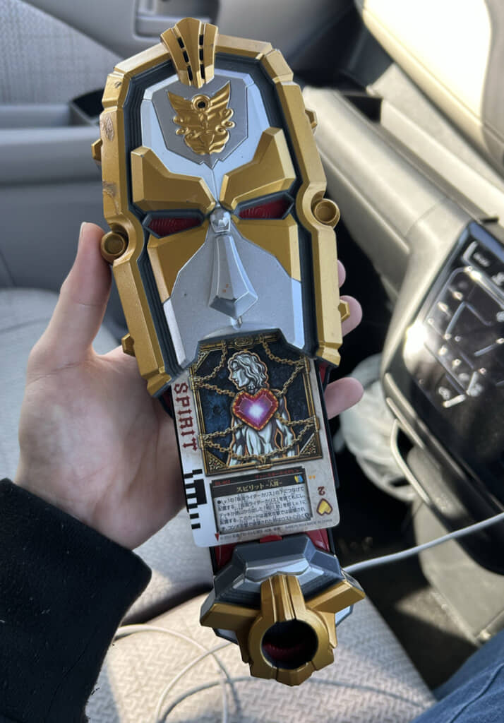 中身はまさかのラウズカード。おそらく、前の持ち主が試しに入れて遊んだまま手放したのだと思われますが、種類が「スピリット」だったせいで意味深長に