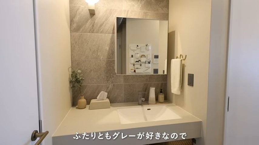 グレーで統一感のある洗面スペース