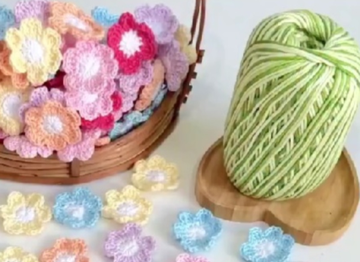 まんまるレースに小花をたっぷり編みつけると……「わぁっ」「すご！」　量産したくなるアイテムが335万再生【海外】（1/3） | 編み物 ねとらぼ