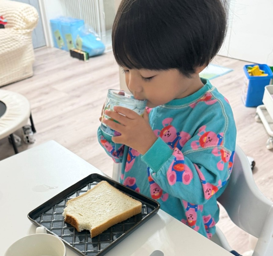 ママが作った朝ごはんを食べる息子さん