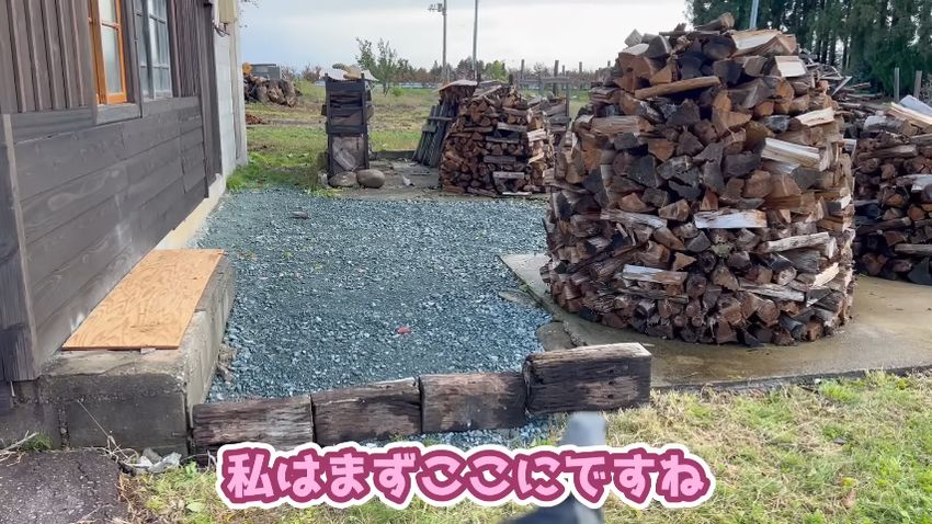 砂利を敷くエリアと草地を区切るための枕木