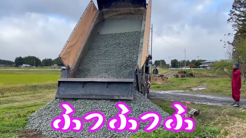 ダンプカーの荷台から落ちてきた砂利